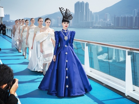 Jessica Minh Anh dựng sàn catwalk trên tàu ở Hong Kong