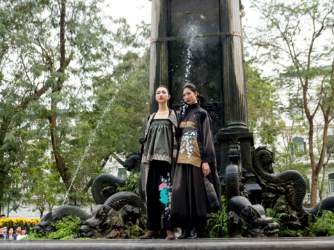 Dàn mẫu Việt diễn thời trang ở vườn hoa ngoài trời