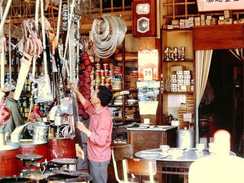 Khách xếp hàng chụp ảnh với nấc thang 