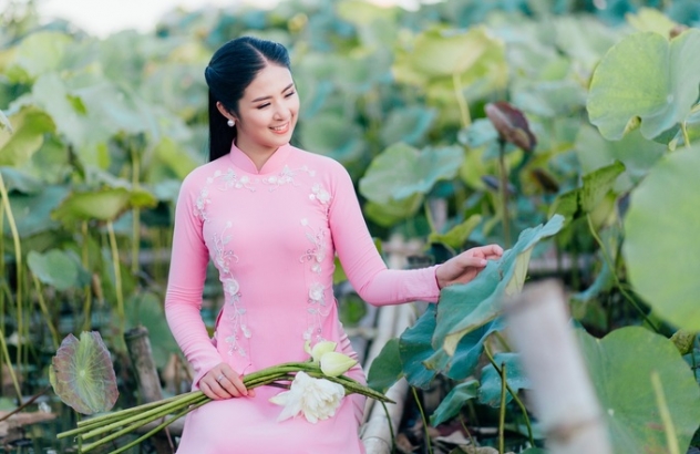 Hoa hậu Ngọc Hân thiết kế áo dài cưới