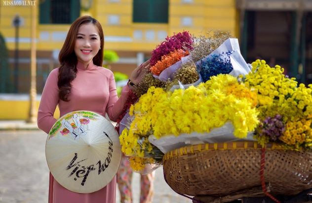 Cô giáo trẻ thướt tha với tà áo dài trong nắng Sài Gòn
