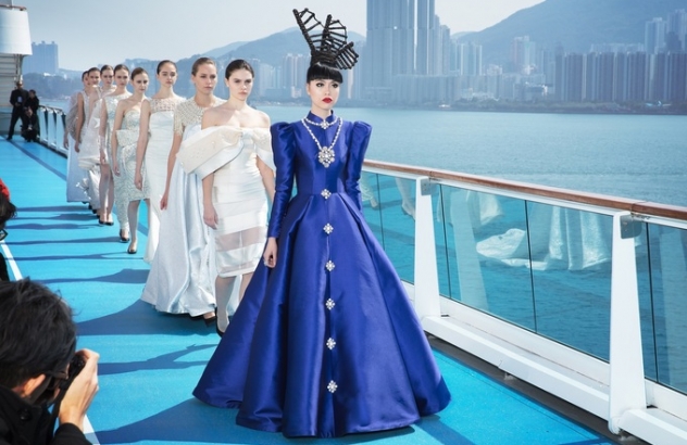 Jessica Minh Anh dựng sàn catwalk trên tàu ở Hong Kong
