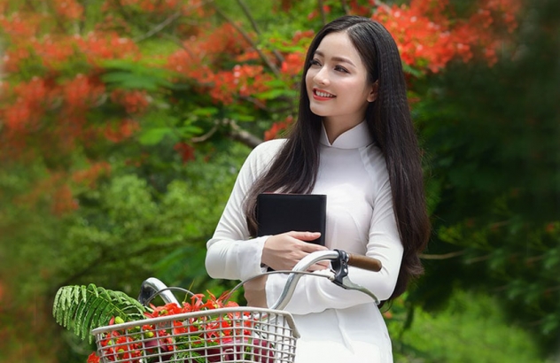 Tinh khôi tà áo trắng nữ sinh khi mùa phượng vĩ về