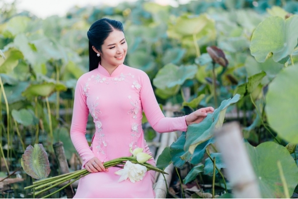 Hoa hậu Ngọc Hân thiết kế áo dài cưới