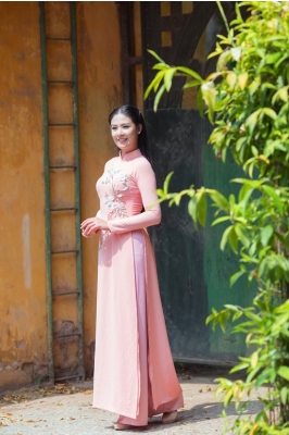 Hoa hậu Ngọc Hân thiết kế áo dài cưới