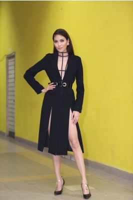 Khoe chân dài 'đốt mắt', Lan Khuê đích thị là 