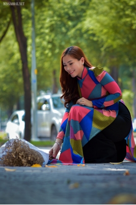 Cô giáo trẻ thướt tha với tà áo dài trong nắng Sài Gòn