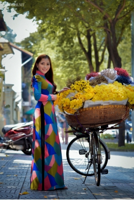 Cô giáo trẻ thướt tha với tà áo dài trong nắng Sài Gòn