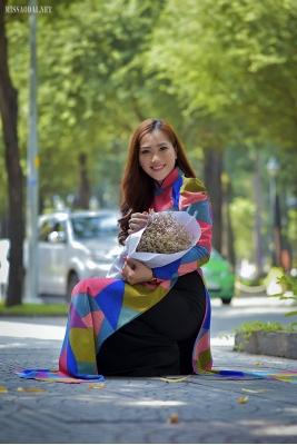 Cô giáo trẻ thướt tha với tà áo dài trong nắng Sài Gòn