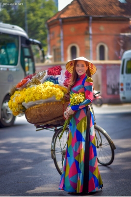 Cô giáo trẻ thướt tha với tà áo dài trong nắng Sài Gòn