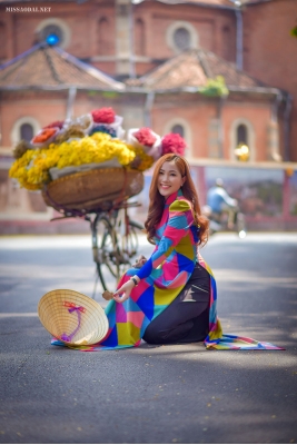 Cô giáo trẻ thướt tha với tà áo dài trong nắng Sài Gòn