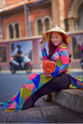 Cô giáo trẻ thướt tha với tà áo dài trong nắng Sài Gòn