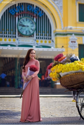 Cô giáo trẻ thướt tha với tà áo dài trong nắng Sài Gòn