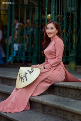 Cô giáo trẻ thướt tha với tà áo dài trong nắng Sài Gòn