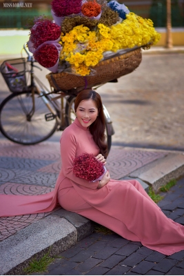 Cô giáo trẻ thướt tha với tà áo dài trong nắng Sài Gòn