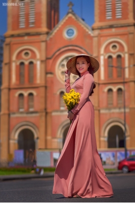 Cô giáo trẻ thướt tha với tà áo dài trong nắng Sài Gòn