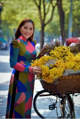 Cô giáo trẻ thướt tha với tà áo dài trong nắng Sài Gòn