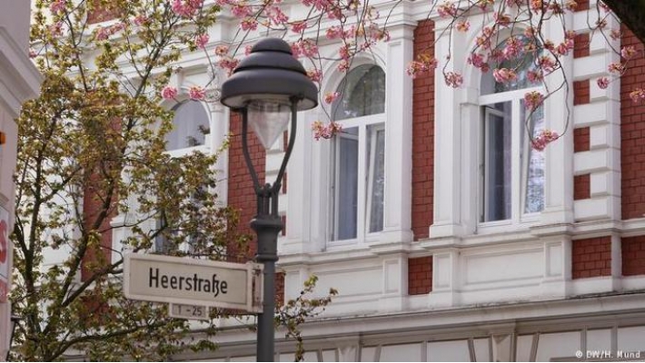 Phố cổ rực hồng sắc hoa anh đào ở Đức