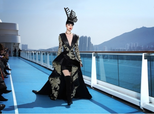 Jessica Minh Anh dựng sàn catwalk trên tàu ở Hong Kong