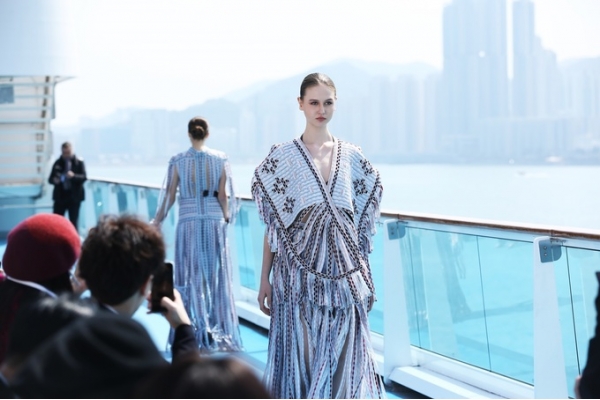 Jessica Minh Anh dựng sàn catwalk trên tàu ở Hong Kong