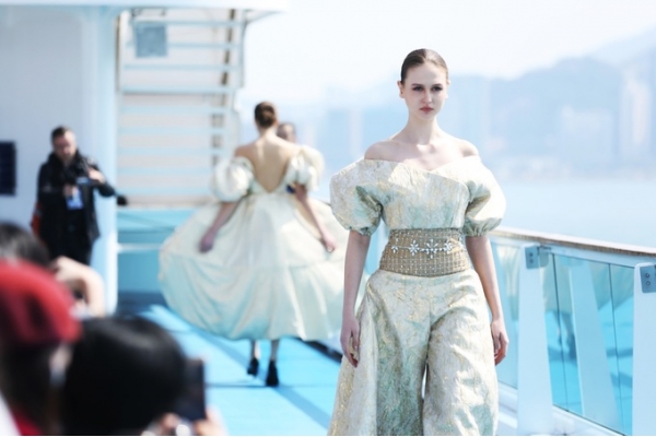 Jessica Minh Anh dựng sàn catwalk trên tàu ở Hong Kong