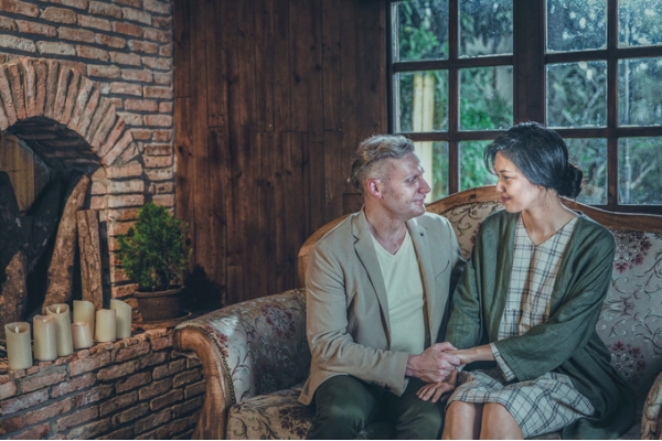 Kyo York, Á hậu Thanh Tú hóa ông bà cụ trong bộ ảnh