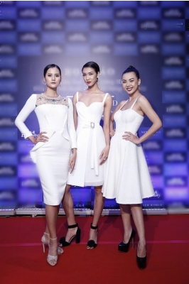 Hãy xem loạt ảnh đường cong nóng bỏng của Lại Thanh Hương rồi 