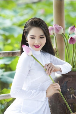 Thiếu nữ đẹp như tranh vẽ khoe sắc bên bốn mùa hoa
