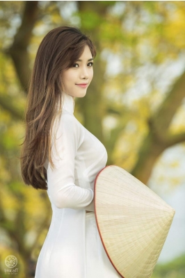 Thiếu nữ đẹp như tranh vẽ khoe sắc bên bốn mùa hoa