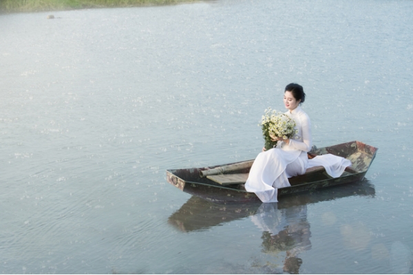 Thiếu nữ đẹp như tranh vẽ khoe sắc bên bốn mùa hoa