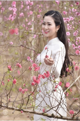 Thiếu nữ đẹp như tranh vẽ khoe sắc bên bốn mùa hoa