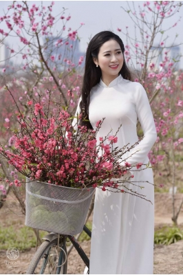 Thiếu nữ đẹp như tranh vẽ khoe sắc bên bốn mùa hoa