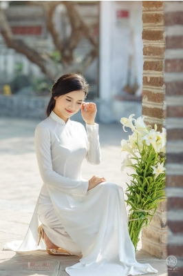 Thiếu nữ đẹp như tranh vẽ khoe sắc bên bốn mùa hoa