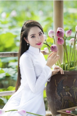 Thiếu nữ đẹp như tranh vẽ khoe sắc bên bốn mùa hoa