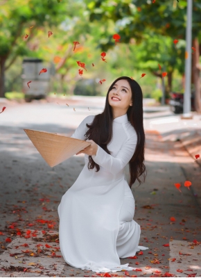 Tinh khôi tà áo trắng nữ sinh khi mùa phượng vĩ về