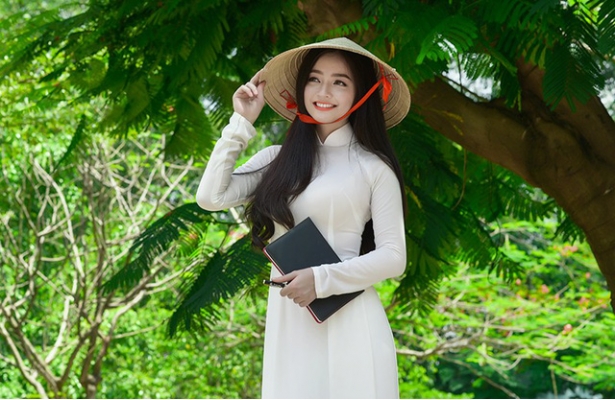 Tinh khôi tà áo trắng nữ sinh khi mùa phượng vĩ về