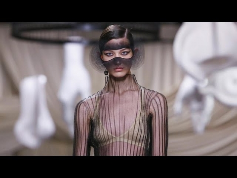 Váy couture trong suốt lộ cơ thể của Dior