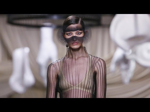 Váy couture trong suốt lộ cơ thể của Dior